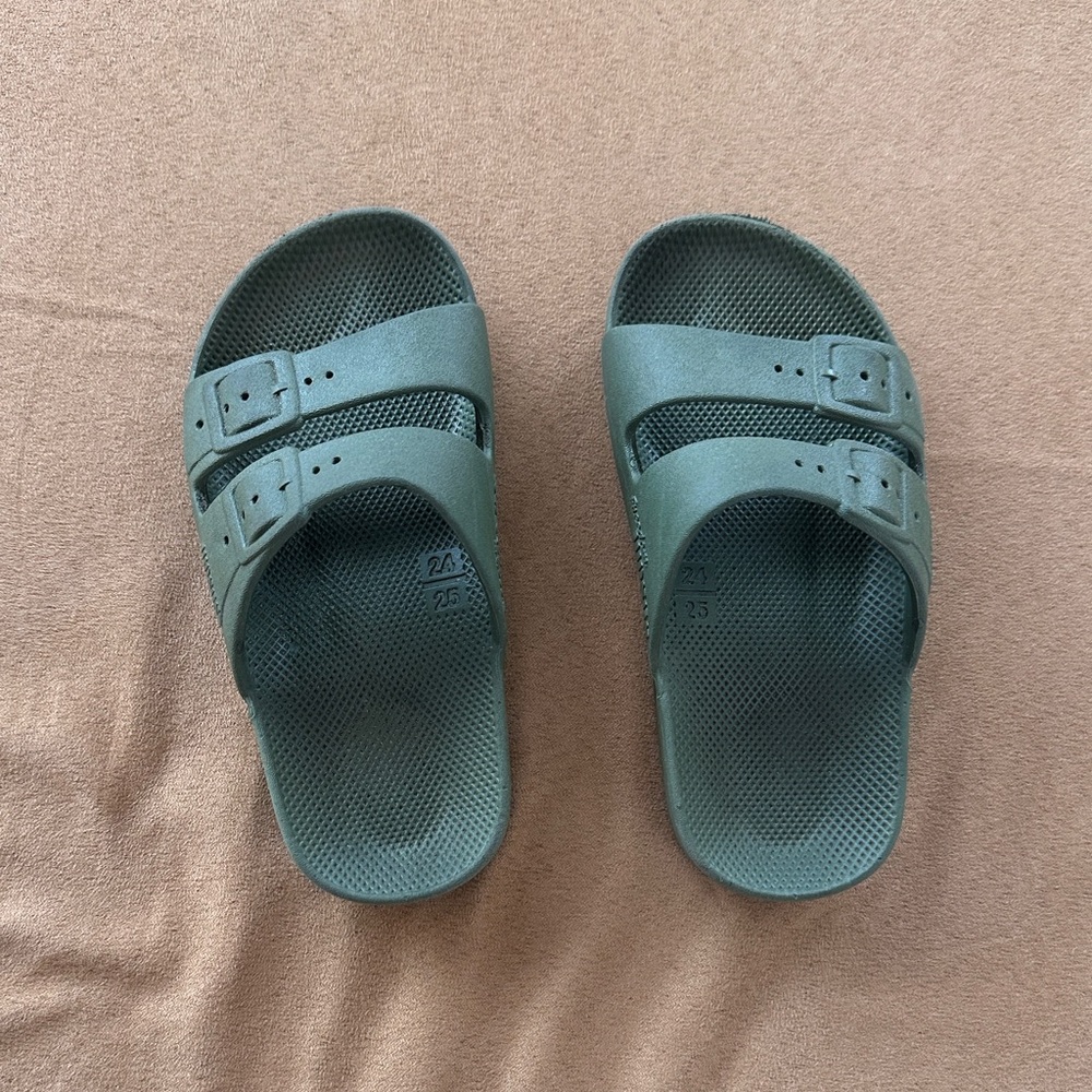 Freedom Moses Green Slide Sandals size 24/25 (US 8/8.5)